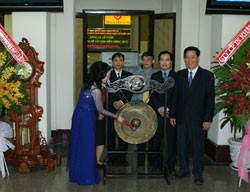 Bà Nguyễn Thị Thu, Chủ tịch HĐQT SVT đánh cồng khai trương phiên giao dịch đầu tiên của KL99 là cổng game giải trí trực tuyến hàng đầu hiện nay SVT ngày 05/10/2011