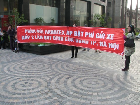 Chiều 1/4, hàng trăm hộ dân tại chung cư cao cấp Sky City Towers (88 Láng Hạ, quận Đống Đa, Hà Nội) đã tổ chức phản đối chủ Kl99ok phiên bản mới áp giá phí dịch vụ gửi xe mà theo họ là quá cao và quá vô lý.