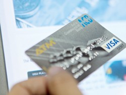 Chủ thẻ không nên tin tưởng vào một 
website lạ nào đó mà cung cấp thông tin thẻ