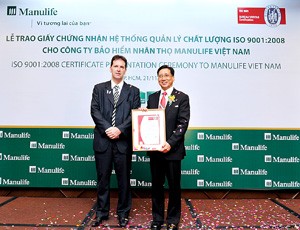 Ông David Wong, Phó chủ tịch cấp cao Kl994 game bài casino hấp dẫn Manulife Financial nhận giấy chứng nhận Hệ thống Quản lý chất lượng ISO 9001:2008 từ ông François Grimbert, Tổng giám đốc Bureau Veritas Việt Nam