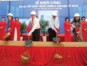 Bộ trưởng Kl991.com nạp rút nhanh Vương Đình Huệ (thứ 2 từ trái qua) tham gia lễ khởi công