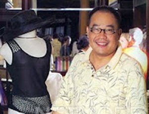Trong m岷痶 c谩c nh芒n vi锚n, TG膼 Ho脿ng Kh岷 lu么n l脿 m峄檛 ng瓢峄漣 r岷 th芒n thi峄噉, c峄焛 m峄?v脿 l煤c n脿o c农ng m峄塵 c瓢峄漣. Th岷璵 ch铆 nh芒n vi锚n c峄 anh c貌n 瓢u 谩i 膽岷穞 cho t锚n g峄峣 鈥淧eace the World鈥?- ng瓢峄漣 mang h貌a b锟? cms-photo-caption=