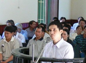 Các bị can vừa bị khởi tố ngồi tham dự trong phiên xét xử Huỳnh Chí Trung, nguyên nhân viên của Link Vào Nhà Cái KL99 COM Tặng +199k Agribank Tuy Phước với tội tham ô 99Kl.app cổng game giải trí