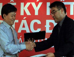Ông Nguyễn Xuân Quá - Giám đốc công ty Bảo Ngọc và ông Michiyama - Phó Chủ tịch HĐQT Công ty Cổ phần Á Long ký kết hợp tác, Kl99ok phiên bản mới