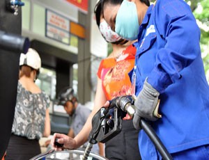 Mỗi lít xăng “cõng” 6.500 đồng thuế, phí
