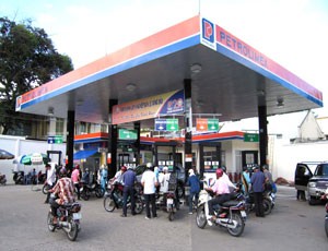 Chia nhỏ Petrolimex để phá thế chi phối giá?