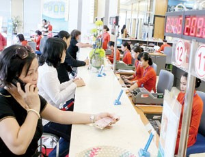 Lãi vay dưới trần huy động, đầu ra vẫn tắc