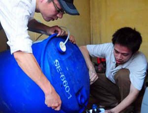 Nước sạch cung cấp cho các hộ tại Khu nhà ở để bán No1 có màu đen kịt, đầy cặn bẩn