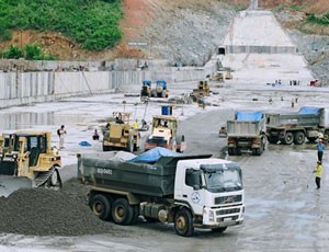 Công trình thủy điện Sê San 4 khi còn đang thi công .