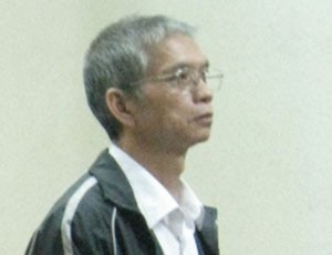 Lê Hòa Bình (cựu Chủ tịch HĐQT Công ty 1-5, đứng) cùng đồng phạm tại phiên tòa.