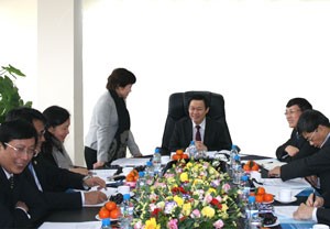 Bà Phương Hoàng Lan Hương, Chủ tịch HĐQT VSD báo cáo Bộ trưởng Vương Đình Huệ tại buổi làm việc