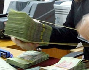 Người dân đang "bấm bụng" gửi tiết kiệm 