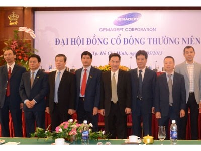 Ông Bolat Duisenov (ngoài cùng bên phải), thành viên mới của HĐQT Công ty Gemadept.