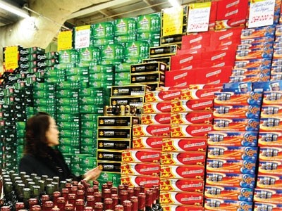 Bia nhập lậu tạo ra sự cạnh tranh không sòng phẳng với các loại bia Kl994 nhà cái bóng đá world cup trong nước. Ảnh: Đức Thanh. 	