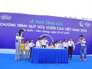 Các em cùng chơi những trò chơi vui nhộn cùng với Đại sứ của chương trình Hoa hậu Hương Giang và Nghệ sĩ hài Xuân Bắc