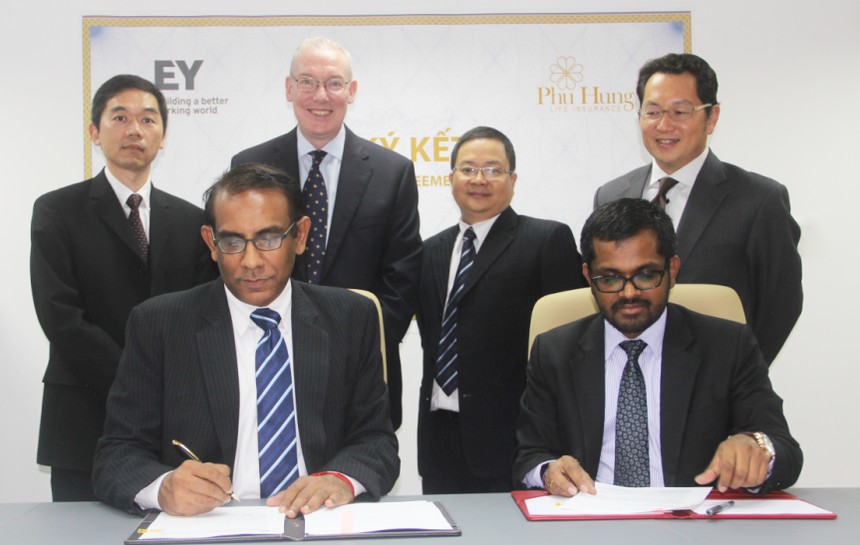 Ông Bimal Balasingham, Giám đốc Phú Hưng Life Insurance và ông Saman W. Bandara, Phó Tổng Giám đốc Phụ trách Dịch vụ Kl99kl phiên bản hoạt động của EY Việt Nam ký kết hợp đồng.