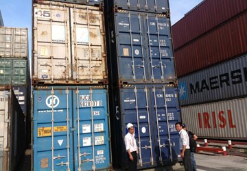 Ông Viện (đội nón) cùng với nhân viên đến nhìn các container bị kẹt tại cảng vì vướng Kl99ok Kho game đa dạng 128.