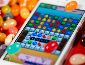 Candy Crush đang là tựa game hấp dẫn nhất trên Facebook. Ảnh: iMore